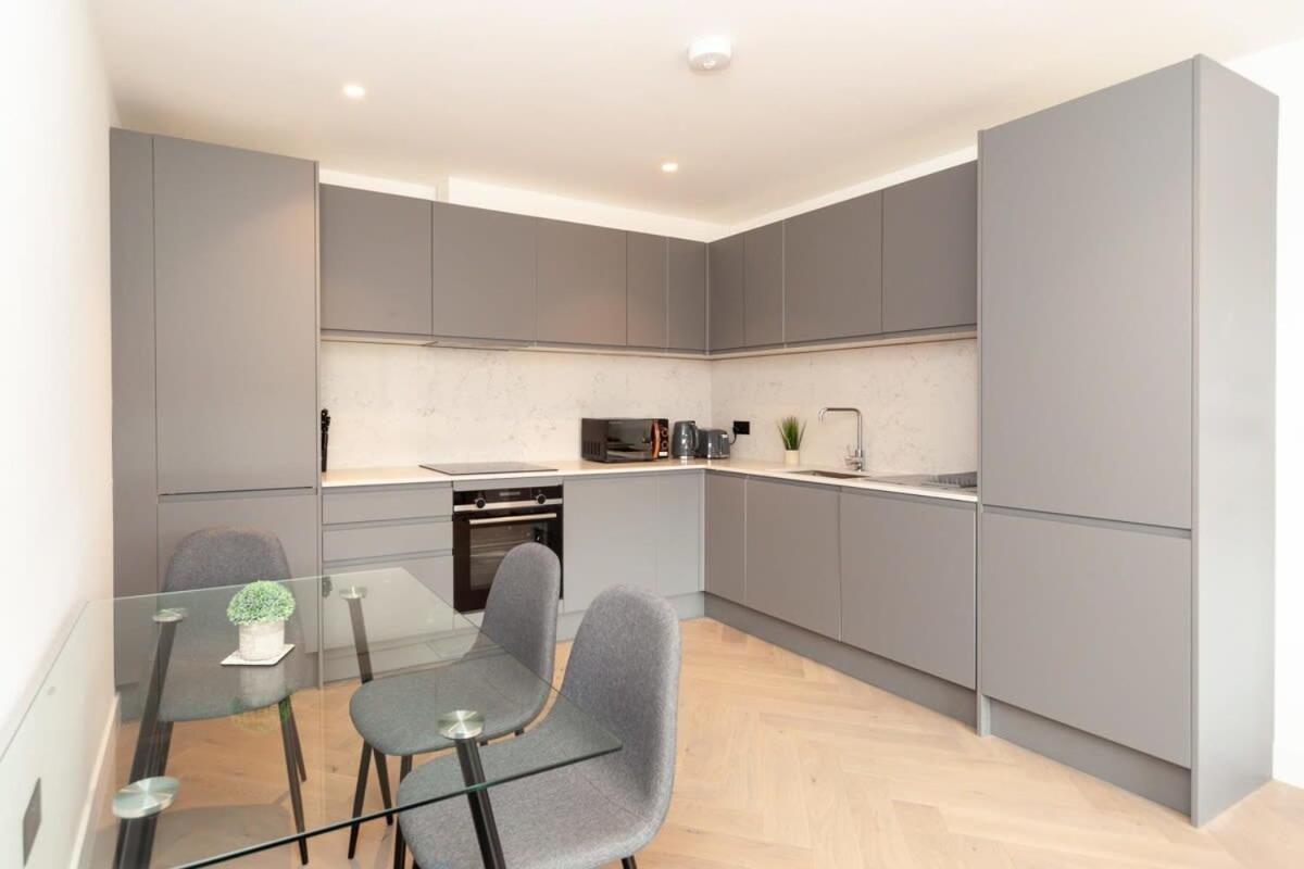 Modern 2 Bedroom Apartment In Wimbledon London Bagian luar foto
