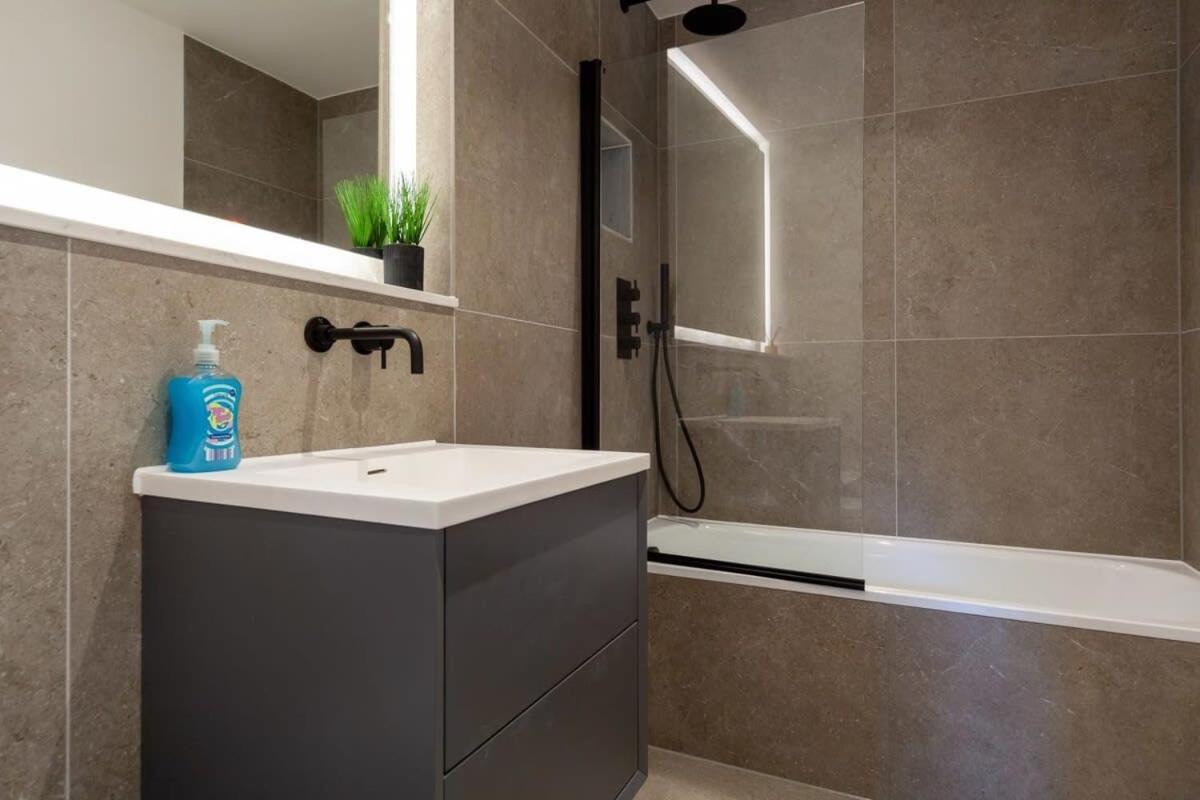 Modern 2 Bedroom Apartment In Wimbledon London Bagian luar foto