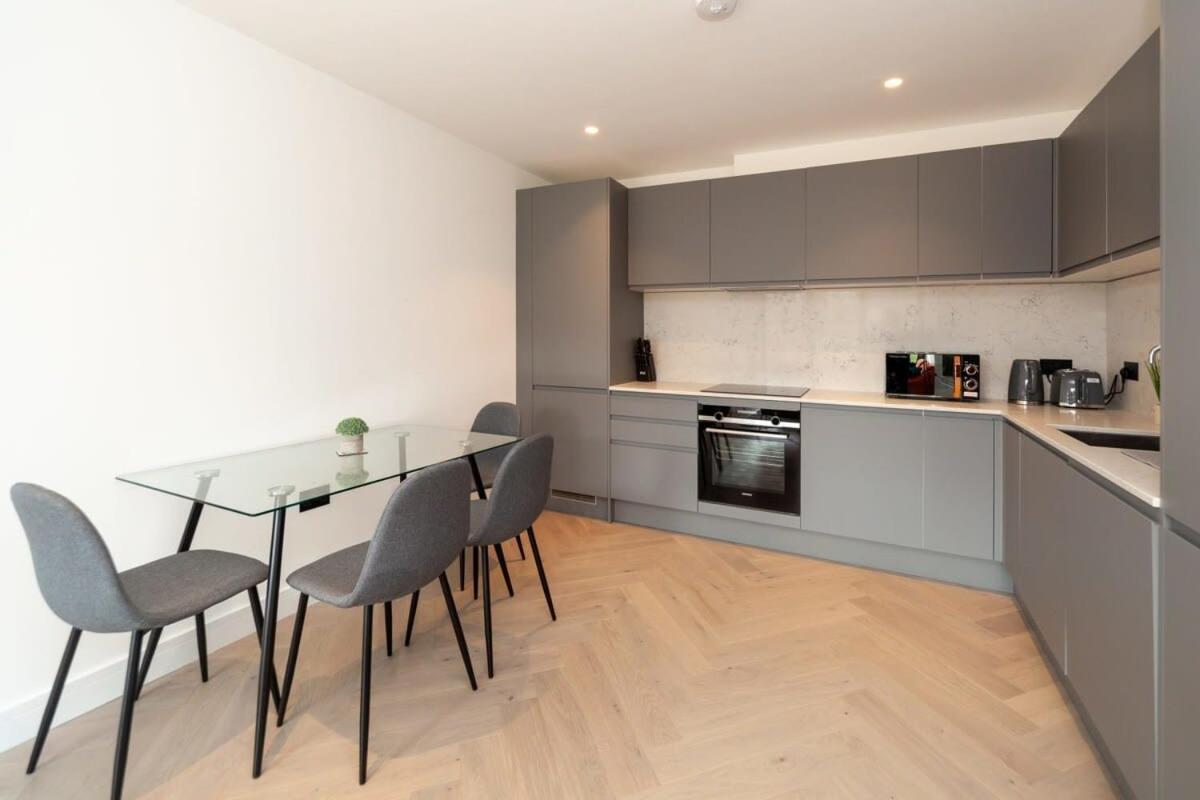 Modern 2 Bedroom Apartment In Wimbledon London Bagian luar foto